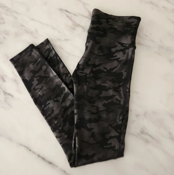 Like New SPANX Faux leather camo leggings size‎ Medium - Picture 9 of 13